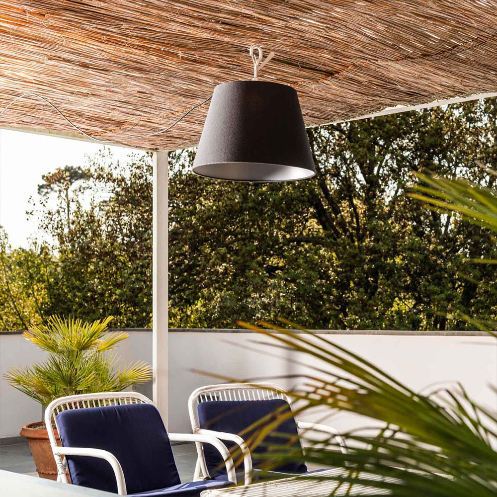 Die Tolomeo Mega Pendelleuchte als beeindruckende Lichtquelle &uuml;ber Esstischen, in B&uuml;ros, Restaurants oder Lounges &ndash; &auml;sthetisch und funktional zugleich.