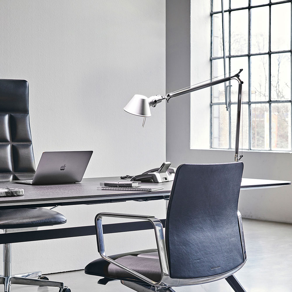 Artemide Tolomeo Tavolo bei lampenonline.de - Die Tolomeo Tavolo ist oft kopiert, aber nie erreicht worden.