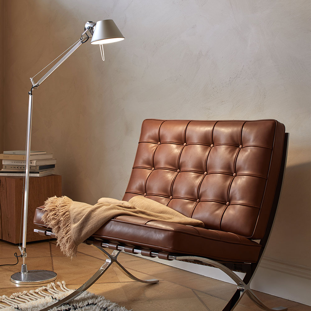 Die Tolomeo Lettura Stehleuchte &ndash; eine elegante und flexible Leseleuchte mit einem verstellbaren Gelenk, erh&auml;ltlich in Aluminium oder Schwarz. Ideal f&uuml;r fokussiertes Lesen und Arbeiten in kleinen R&auml;umen.