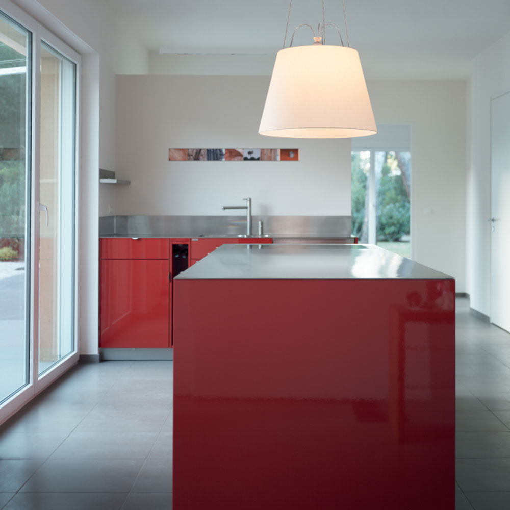 Die Tolomeo Mega Pendelleuchte in 42 cm und 52 cm Durchmesser, mit Schirmen in Pergament, Satin Grau oder Schwarz &ndash; ideal f&uuml;r Wohn- und Gesch&auml;ftsr&auml;ume.