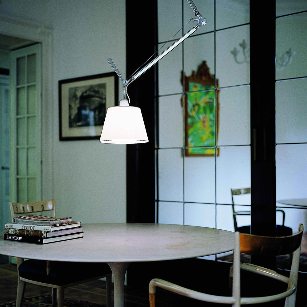 Die Tolomeo Decentrata Deckenleuchte von Artemide &ndash; eine innovative, verstellbare Leuchte mit langem Arm und w&auml;hlbaren Schirmgr&ouml;&szlig;en, ideal f&uuml;r flexible Lichtplatzierung in Wohn- und Arbeitsbereichen.