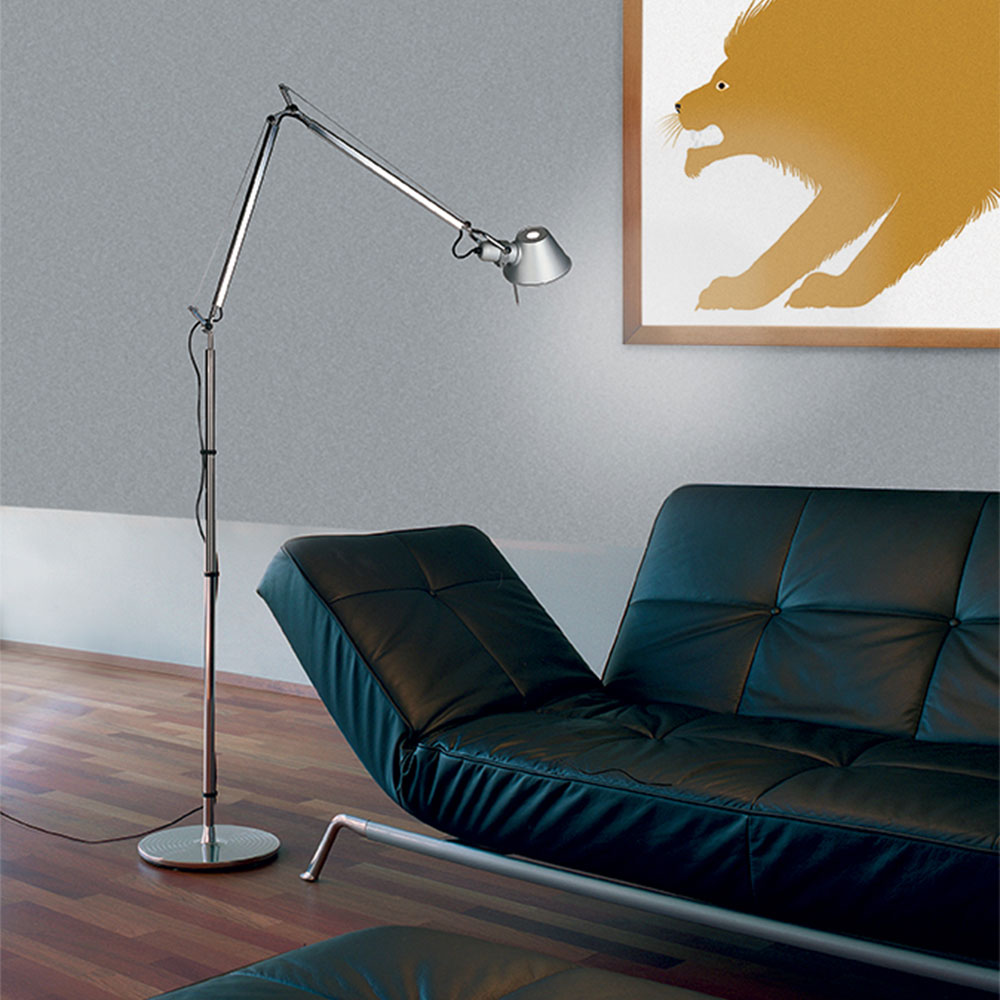 Die Tolomeo Terra Stehleuchte &ndash; eine stilvolle und flexible Leseleuchte mit drei Gelenken und 360&deg; drehbarem Leuchtenkopf, erh&auml;ltlich in Aluminium, Schwarz oder Wei&szlig;. Ideal f&uuml;r pr&auml;zise Beleuchtung im Wohn- oder Arbeitsbereich.