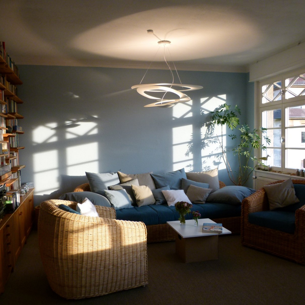 Die Price-Leuchtenfamilie von Artemide ist in verschiedenen Gr&ouml;&szlig;en bei lampenonline.de erh&auml;ltlich. Sie ist ideal f&uuml;r Wohn- und Gesch&auml;ftsr&auml;ume, schafft beeindruckende Lichterlebnisse und verbindet elegantes Design mit funktionaler Beleuchtung.