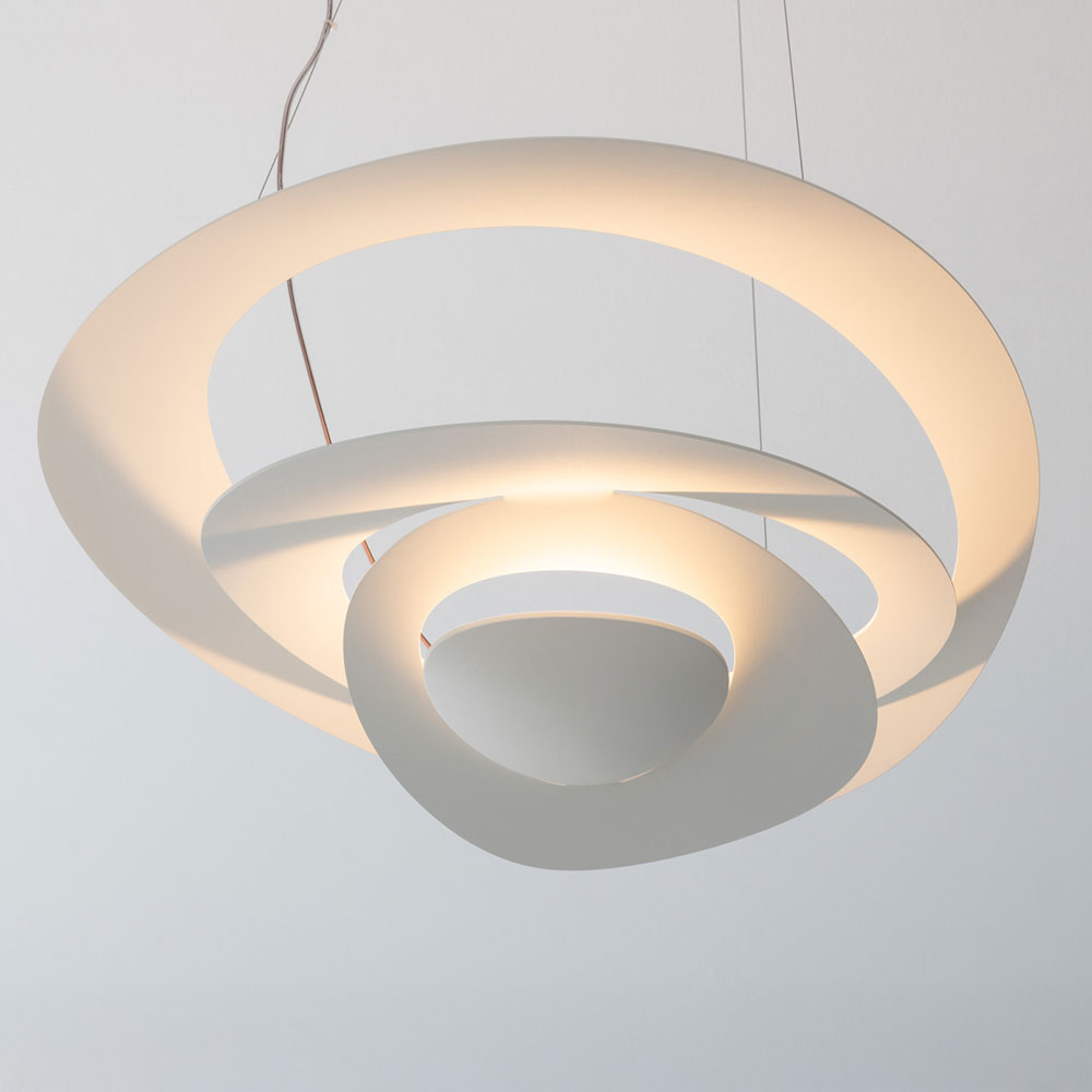 Die Artemide Pirce Pendelleuchte mit indirekter Lichttechnik ist bei lampenonline.de erh&auml;ltlich. Das verborgene Leuchtmittel erzeugt ein weiches, blendfreies Licht und ein beeindruckendes Spiel aus Licht und Schatten.
