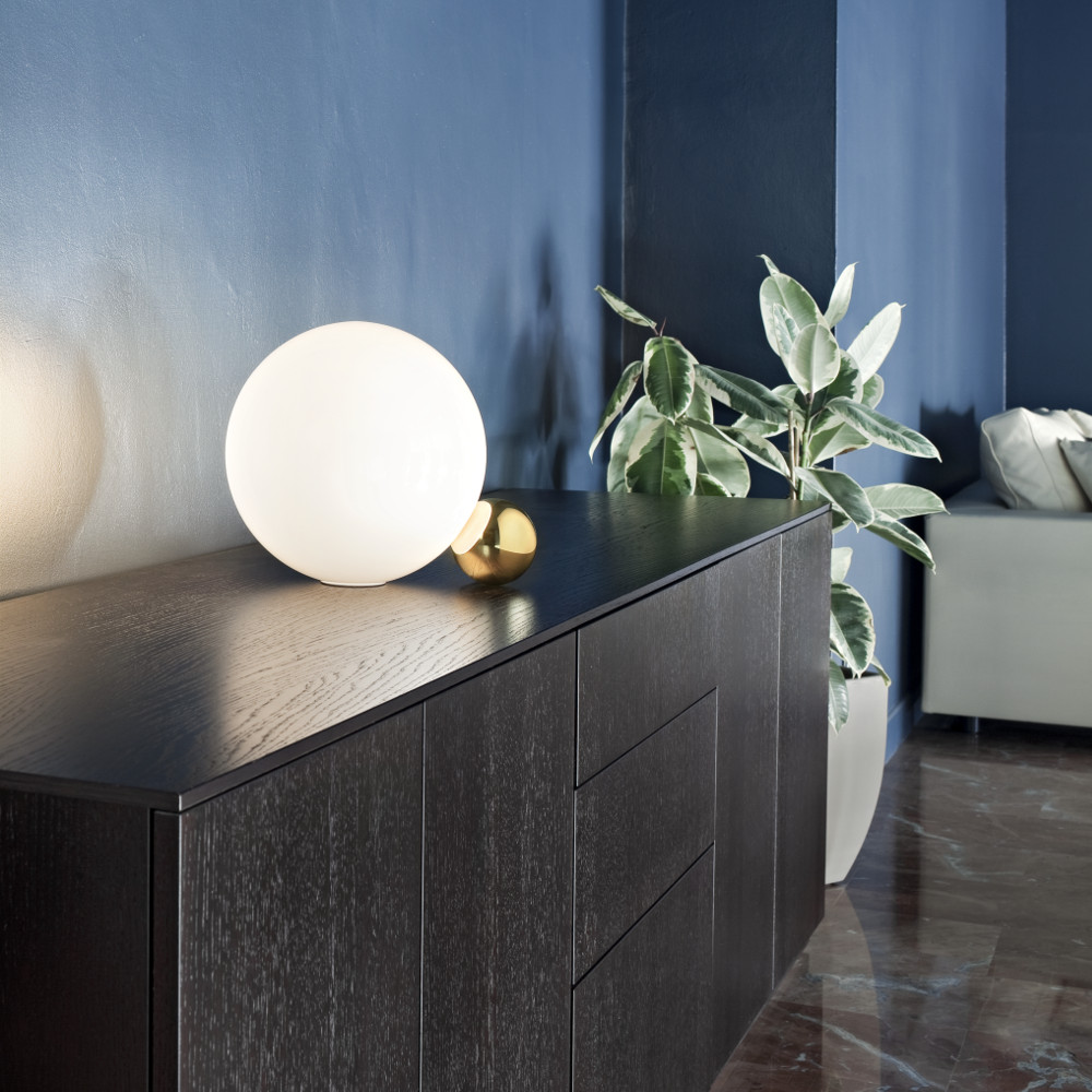 FLOS Copycat Tischleuchte bei lampenonline.de Die technische Ausstattung der Copycat Tischleuchte &uuml;berzeugt durch moderne LED-Technologie, die bei einer Leistung von 16 Watt eine beeindruckende Lichtausbeute von 1380 Lumen erzeugt.