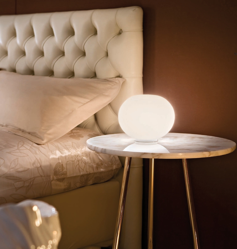 Die FLOS Glo-Ball Tischleuchte bei lampenonline.de Die auf hochwertigem und mundgeblasenem Opalglas basierende Glo-Ball Basic verschafft dank ihrer satinierten Oberfl&auml;che jedem Raum und jeder Nische eine unnachahmliche Wohlf&uuml;hlatmosph&auml;re.