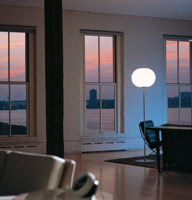 FLOS Glo-Ball Stehleuchte bei lampenonline.de. Die Glo-Ball Stehleuchten des britischen Designers Jasper Morrison bestechen durch ihre au&szlig;ergew&ouml;hnliche Form aus hochwertigem, mundgeblasenem Opalglas.