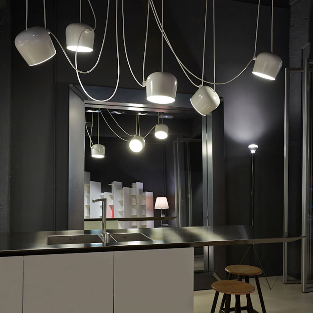 FLOS Aim LED Pendelleuchten bei lampenonline.de. Ein weiterer junger aber sehr bekannter Klassiker ist die Aim Pendelleuchte der Designer Br&uuml;der Ronan & Erwan Bouroullec, die mit ihrem innovativen Kabelkonzept neue Ma&szlig;st&auml;be in der Leuchtengestaltung setzt