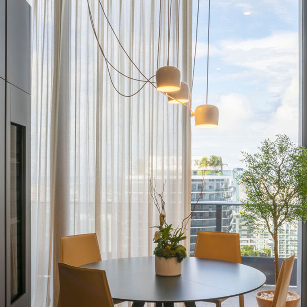 FLOS Aim Small LED Pendelleuchte bei lampenonline.de. Mit einer beeindruckenden Kabell&auml;nge von 9 Metern bietet sie maximale Flexibilit&auml;t bei der Installation. Die Leuchte kann bis zu 3 Meter von der Decke abgeh&auml;ngt werden