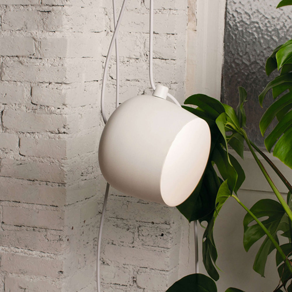 FLOS Aim Small Pendelleuchte bei lampenonline.de. Der italienische Leuchtenhersteller FLOS bietet die Aim Pendelleuchte in zwei klassischen Farbvarianten an: Schwarz und Wei&szlig;