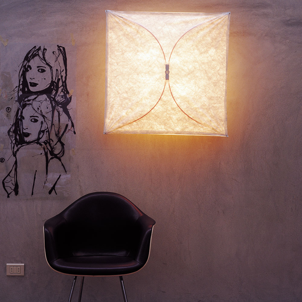 Die FLOS Ariette Wand- und Deckenleuchte bei lampenonline.de. Die besondere Lichtwirkung der Ariette entsteht durch das spezielle Kunstfasergewebe, das das Licht in eine blendfreie, quasi indirekte Beleuchtung verwandelt.