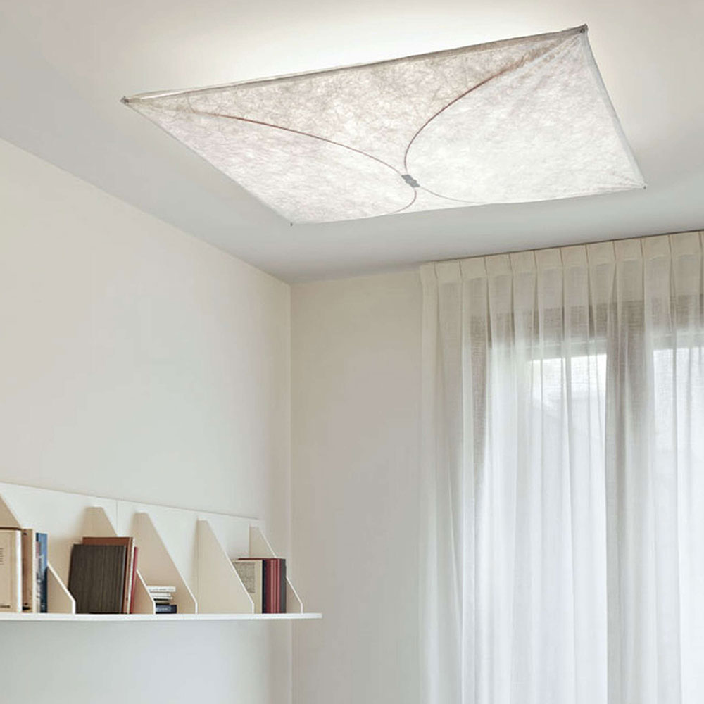 FLOS Ariette Wandleuchte bei lampenonline.de Die FLOS Ariette wird in zwei unterschiedlichen Gr&ouml;&szlig;envarianten angeboten. Das Modell Ariette 1 pr&auml;sentiert sich mit Ma&szlig;en von 800 &times; 800 mm und einer H&ouml;he von 200 mm, w&auml;hrend die gr&ouml;&szlig;ere Variante Ariette 2 beei