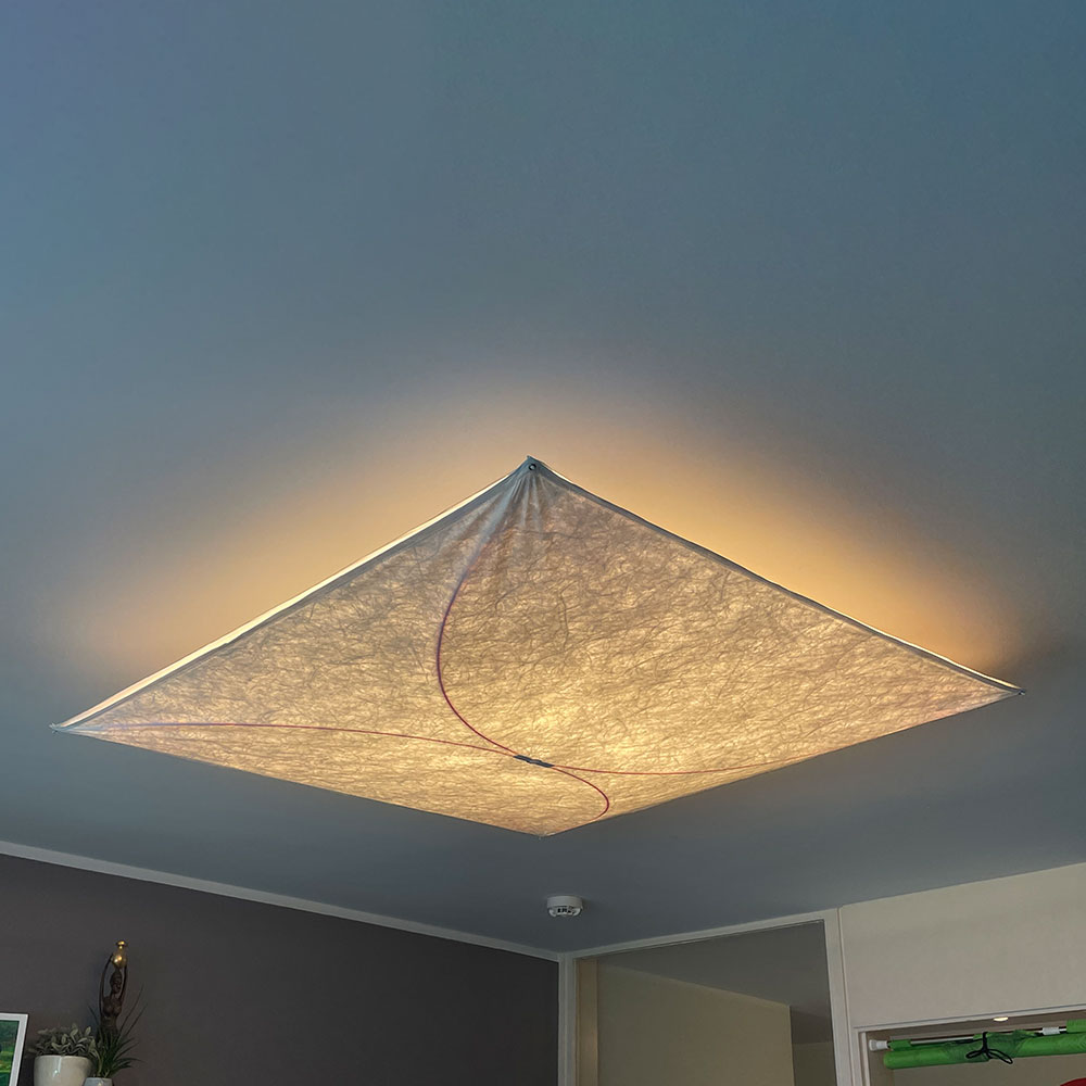 FLOS Ariette Wandlampe bei lampenonline.de as pr&auml;gende Element ist das spezielle Kunstfasergewebe, das wie ein Segel &uuml;ber ein rotes Gest&auml;nge aus glasfaserverst&auml;rktem Polyamid gespannt wird.