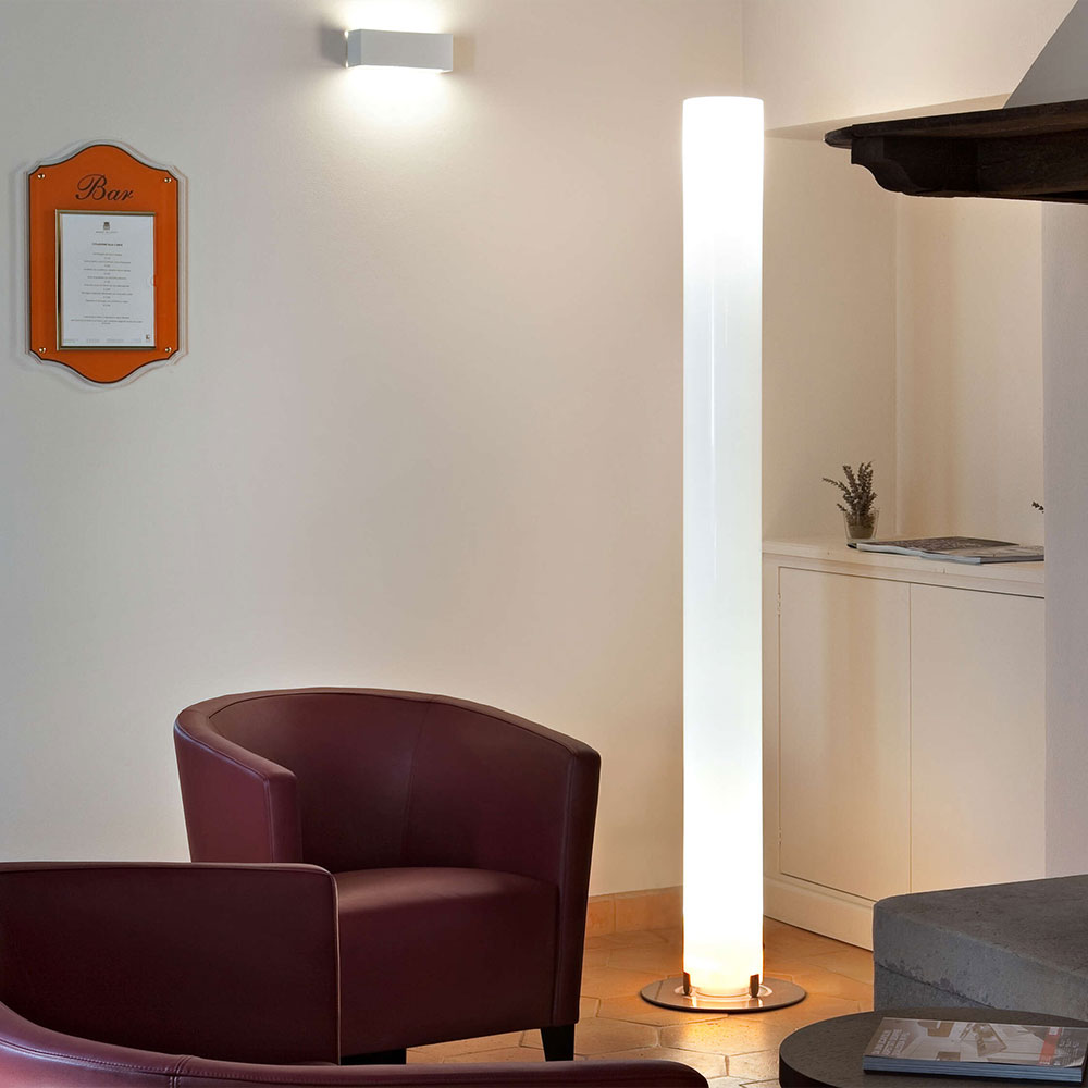 FLOS Stylos Stehleuchte bei lampenonline.de Die Stylos Stehleuchte, ein zeitloser Klassiker von Designer Achille Castiglioni aus dem Jahr 1984, begeistert durch ihre schlichte Tubusform aus Methacrylat und Stahl. 