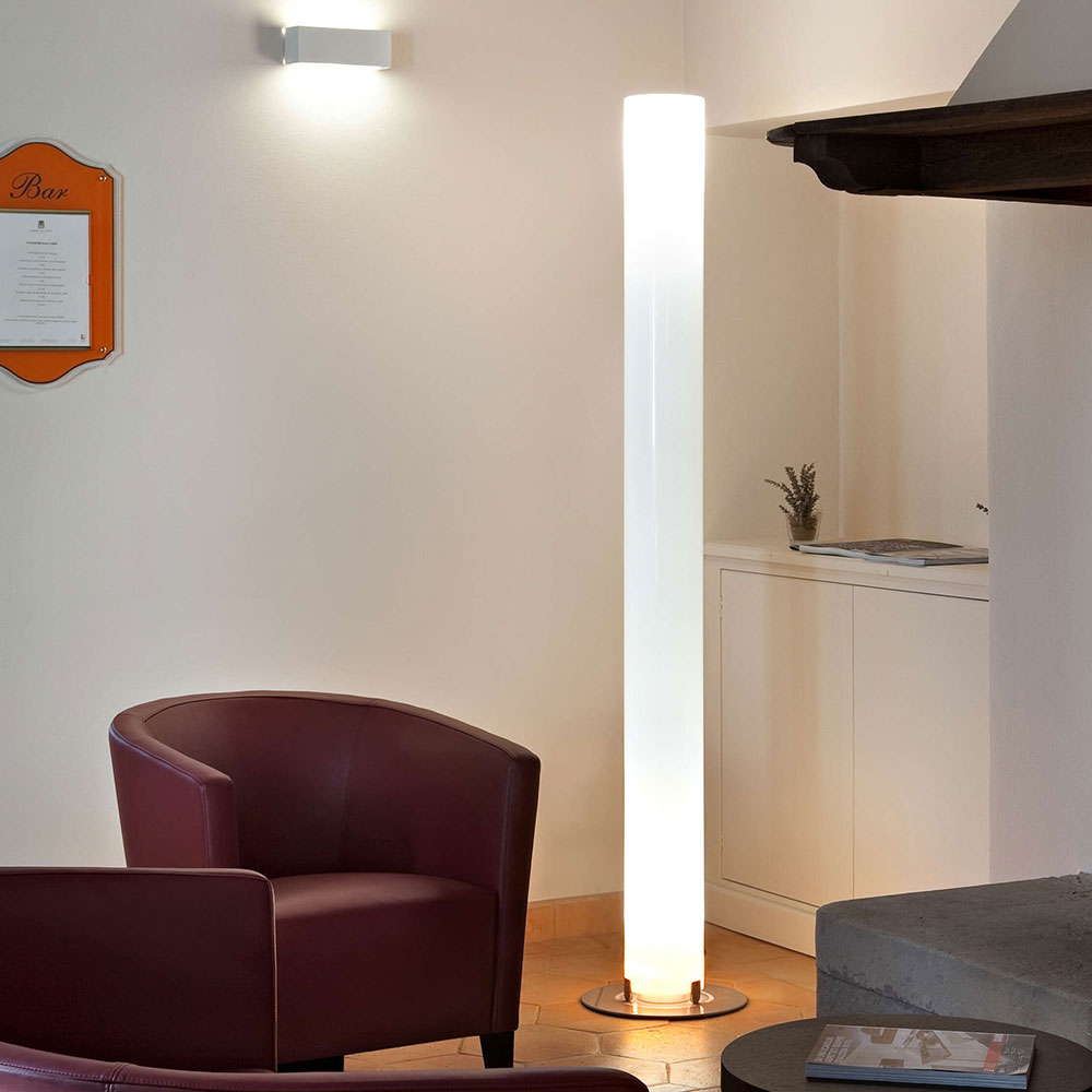 FLOS Stylos Stehleuchte bei lampenonline.de Die FLOS Stylos pr&auml;sentiert sich mit einem zylindrischen Diffusor, gefertigt aus hochwertigen Materialien wie Methacrylat und Stahl.