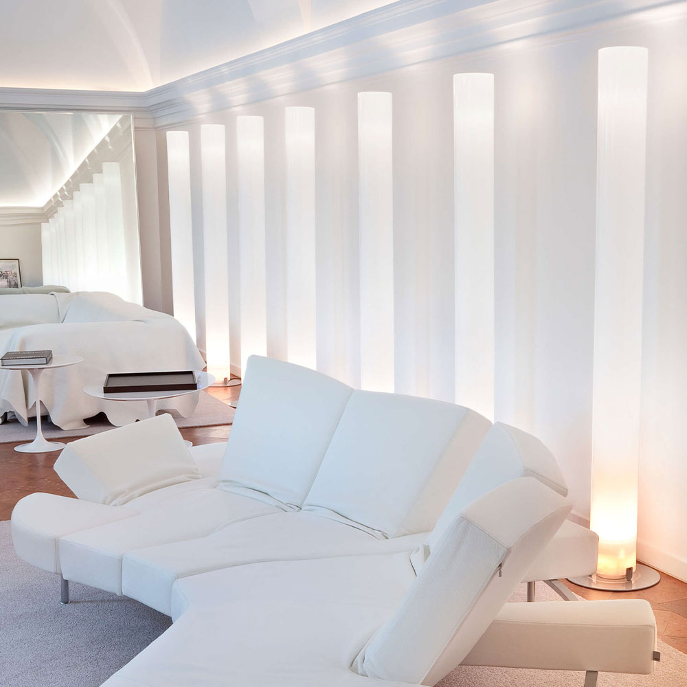 FLOS Stylos Stehlampe bei lampenonline.de Der Spektralfarbenauswurf im unteren Zylinderbereich, der durch die Infrarotbeschichtung der Sockellampe erzeugt wird, schafft eine einzigartig warme und behagliche Atmosph&auml;re.