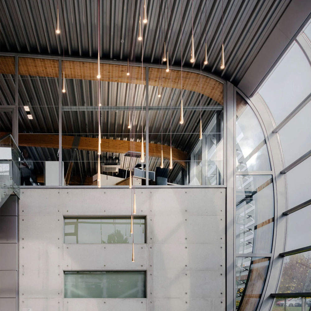 Niceone Pendelleuchten von GRAU in verschiedenen Konfigurationen &ndash; als Einzelpendel, lineare oder kreisf&ouml;rmige Anordnung mit flexibler Pendell&auml;nge.