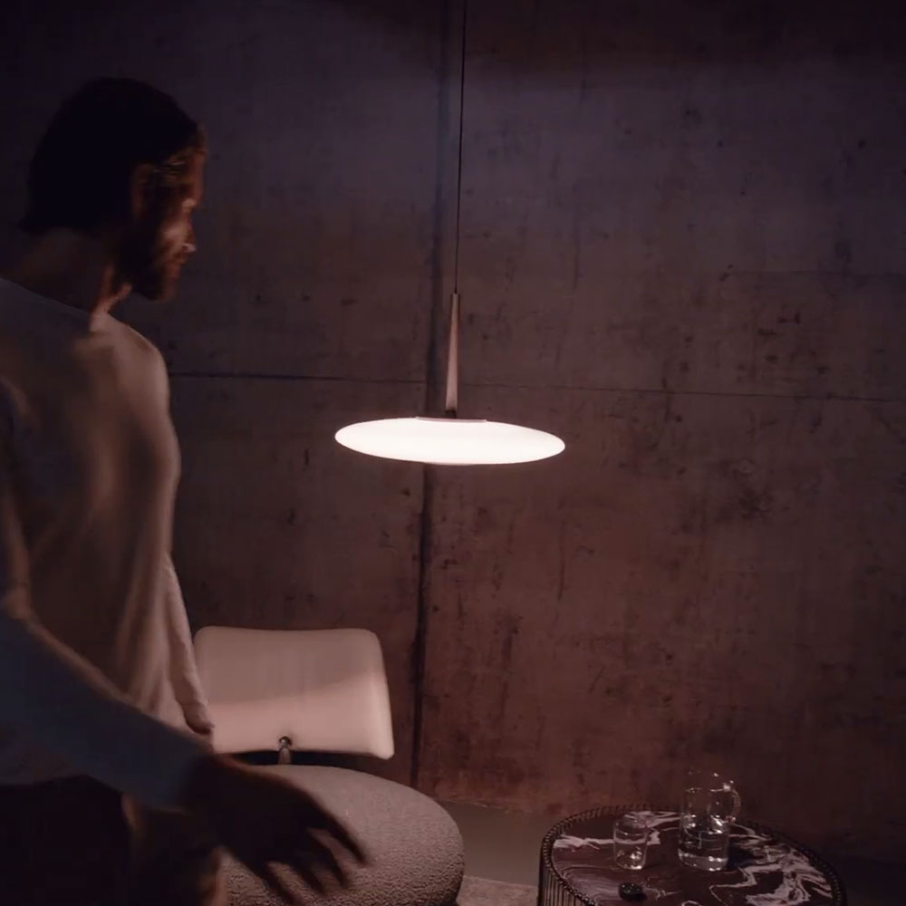 Leuchte der Pure Vitrum Serie von Neuhaus Lighting Group mit hochwertigem Glask&ouml;rper. Erh&auml;ltlich in zwei eleganten Farbkombinationen: grauer Body mit rauchgrauem Glas oder dunkelbrauner Body mit opal gl&auml;nzendem Glas. Sorgt f&uuml;r weiches, harmonisches Licht 