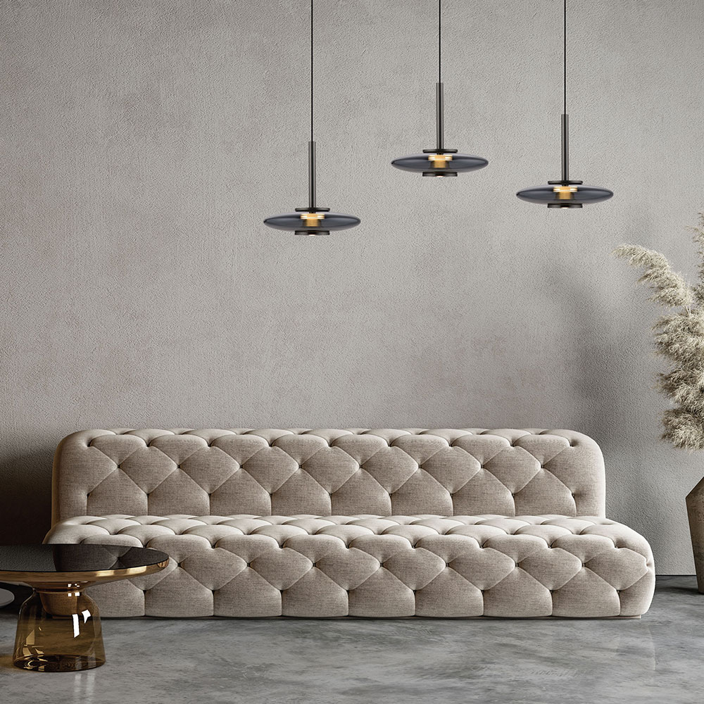 Die Pure Vitrum 2083 pr&auml;sentiert drei Pendel mit hochwertigen Glasschirmen in Rauchgrau oder Opalglanz, kombiniert mit grauem oder dunkelbraunem Metall und eignet sich ideal f&uuml;r gro&szlig;e Esstische.