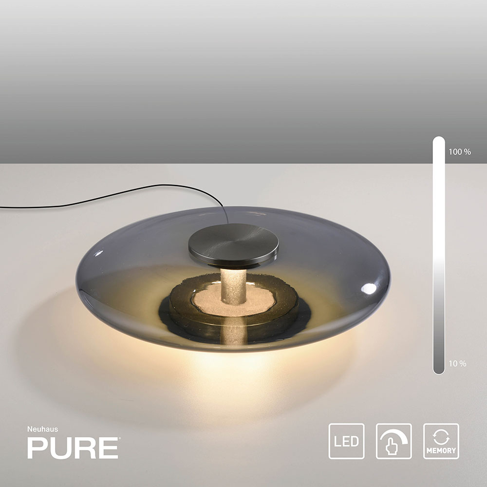 Die Pure Vitrum 4080 LED-Tischleuchte kombiniert flaches Design (85 mm hoch, 320 mm Durchmesser) mit warmwei&szlig;em Licht (2700K) und 1273 Lumen. Dank Touchdimmer l&auml;sst sich die Helligkeit stufenlos regeln. Erh&auml;ltlich mit rauchgrauem oder opalem Glasschirm.