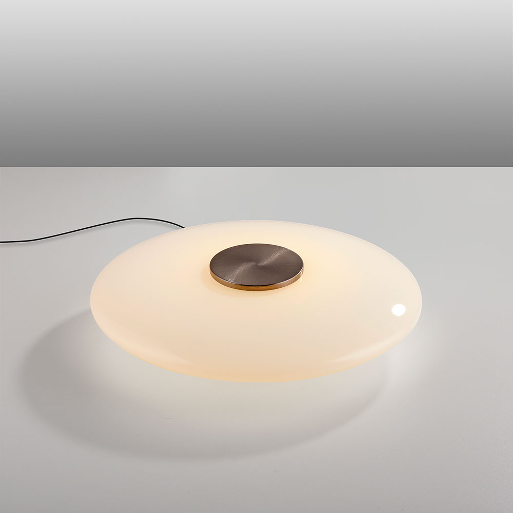 Die Pure Vitrum 4080 LED-Tischleuchte mit flacher Bauform (85 mm H&ouml;he, 320 mm Durchmesser) bietet stufenlos dimmbares, warmwei&szlig;es Licht (2700K) mit 1273 Lumen. Der Glasdiffusor streut das Licht angenehm, ideal f&uuml;r Sideboards oder Tische.