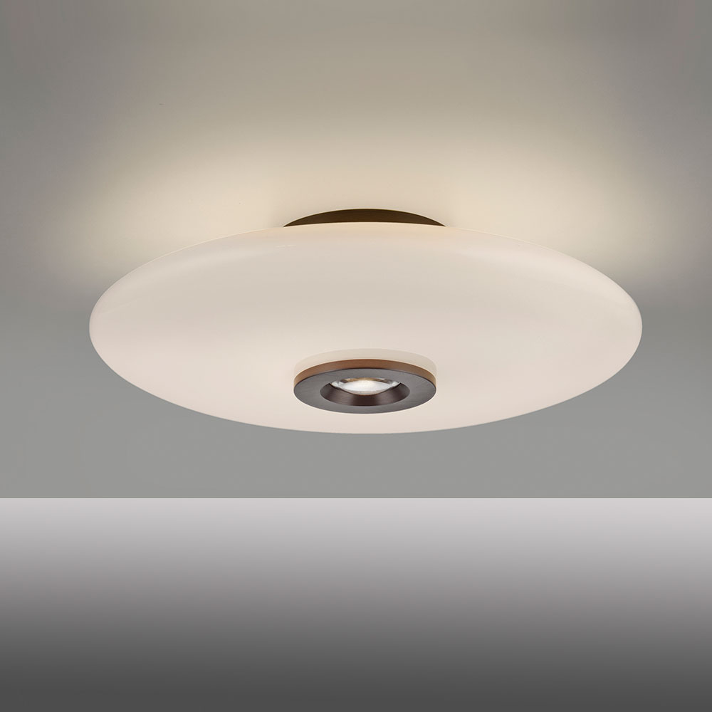 Die Pure Vitrum 6083 LED-Deckenleuchte besitzt einen 450 mm gro&szlig;en Glasdiffusor und kombiniert direkte und indirekte Beleuchtung f&uuml;r eine gleichm&auml;&szlig;ige Raumausleuchtung.