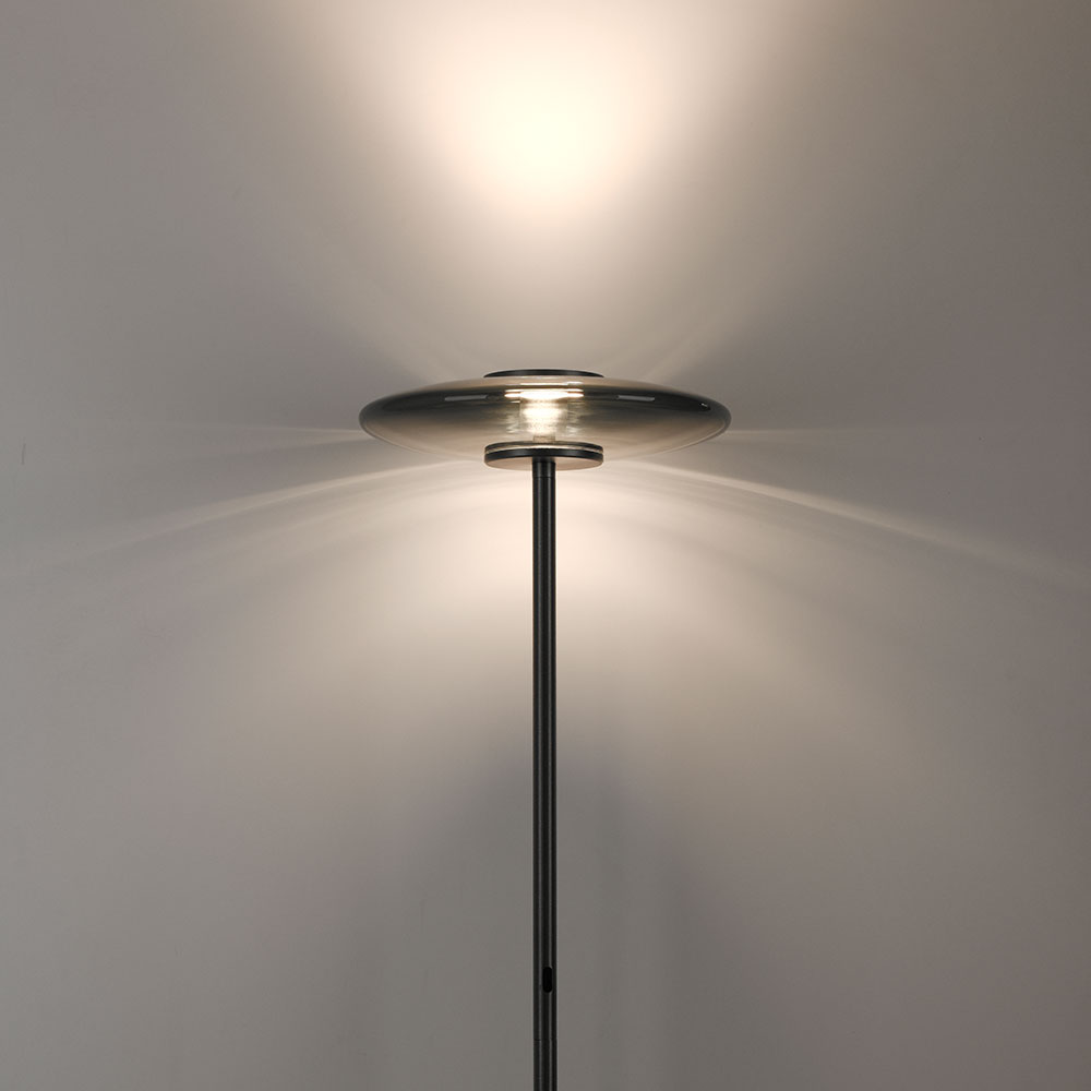 Die Pure Vitrum 481 LED-Stehleuchte mit 1800 mm H&ouml;he und einem 320 mm gro&szlig;en Glasschirm kombiniert elegantes Design mit funktionaler Beleuchtung. Mit Up- und Downlight, Tastdimmer mit Memory-Funktion.