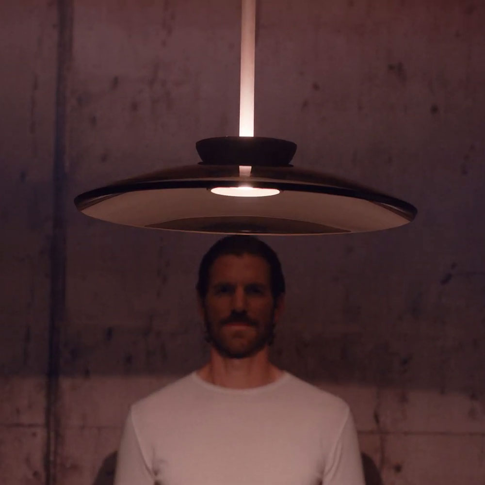 Designleuchte der Pure Moon Serie mit dunklem Amberglas und Bronzeelementen &ndash; hochwertige Verarbeitung, gleichm&auml;&szlig;ige Lichtverteilung durch Up- und Downlight, CRI > 90 f&uuml;r naturgetreue Farbwiedergabe