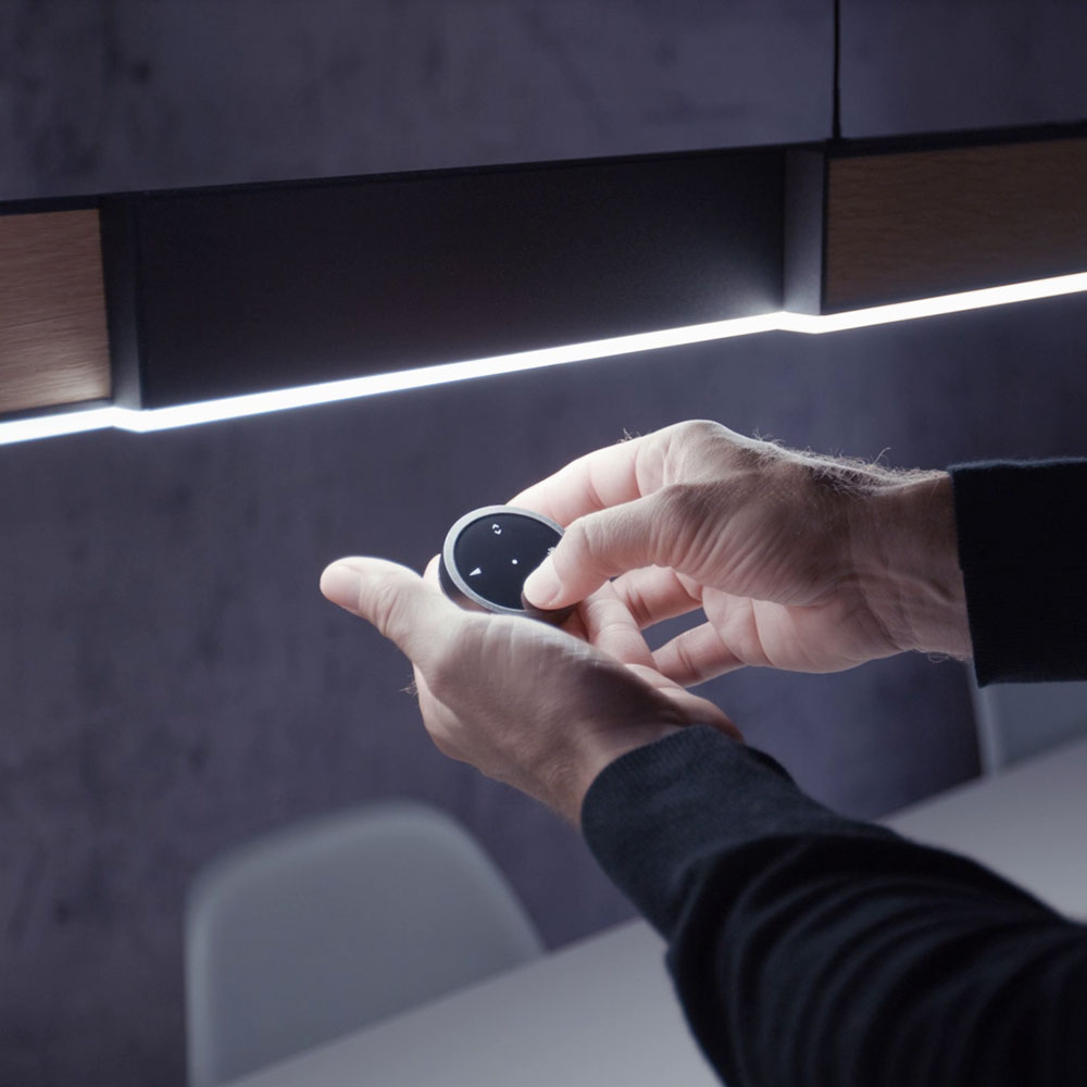 Neuhaus Pure Moto – Intuitive Steuerung per Fernbedienung und Sensortasten mit Memory-Funktion Benutzerfreundliche Steuerung der Pure Moto Pendelleuchte über Funk-Fernbedienung oder Sensortasten am Leuchtenkörper; integrierte Memory-Funktion für komfortables Speichern bevorzugter Licht- und Positionseinstellungen