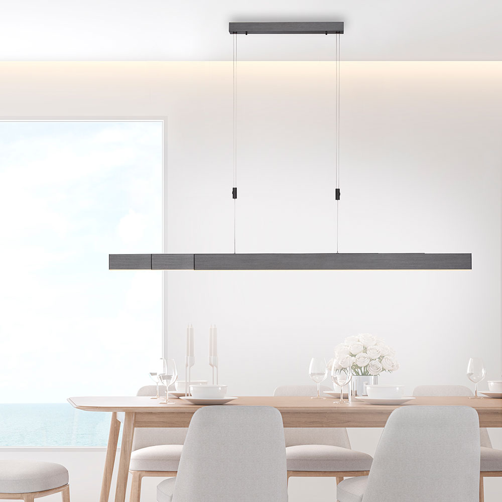 Pure Moto Rise & Pure Moto e-SLIDE – Zwei LED-Pendelleuchten für maximale oder gezielte Flexibilität in Längen- und Höhenverstellung Zwei Modelle der Pure Moto Serie: Pure Moto Rise mit elektrischer Höhen- und Längenverstellung (e-LIFT & e-SLIDE) in edlem Holzfinish, und Pure Moto e-SLIDE mit elektrischer Längenverstellung und manueller Höhenanpassung