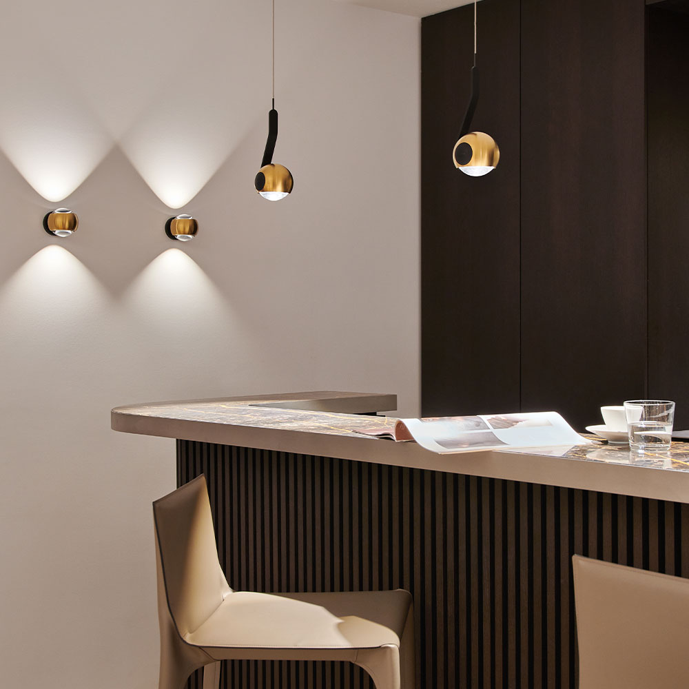 Occhio Io verticale bei lampenonline.de. Die Occhio io Leuchten beeindrucken als Meisterwerk der Miniaturisierung und definieren mit ihrer perfekt proportionierten, kugelf&ouml;rmigen Formsprache die Evolution des Deckenstrahlers neu.