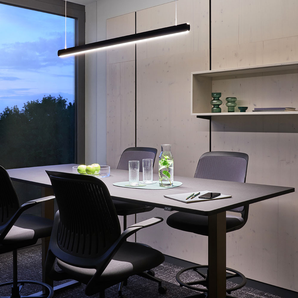 Occhio Mito volo bei lampenonline.de. Pendelleuchte mit linearem Design, kraftvollem Up- und Downlight, ber&uuml;hrungsloser Gestensteuerung und stufenloser H&ouml;henverstellung in 100 oder 140 cm L&auml;nge.