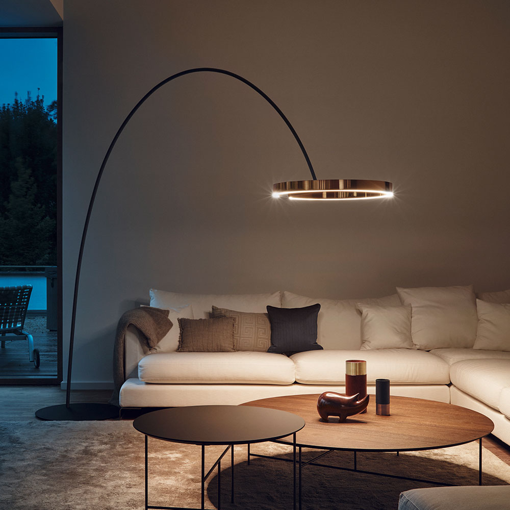 Occhio Mito largo bei lampenonline.de. Elegante LED-Bogenleuchte mit ringf&ouml;rmigem Leuchtenkopf, Carbonstab und schwebender Optik; bietet per Gestensteuerung dimmbares Up- und Downlight f&uuml;r anspruchsvolle Wohn- und Gesch&auml;ftsr&auml;ume.
