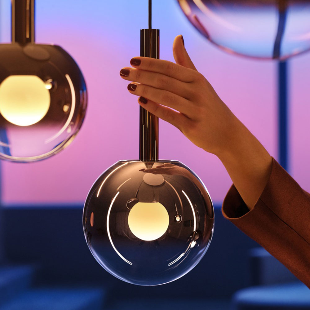 Occhio Luna Leuchte - Wie ein Himmelsk&ouml;rper schwebt das Leuchtmittel Luna Fireball im Zentrum der Glaskugel einer Occhio Luna Leuchte