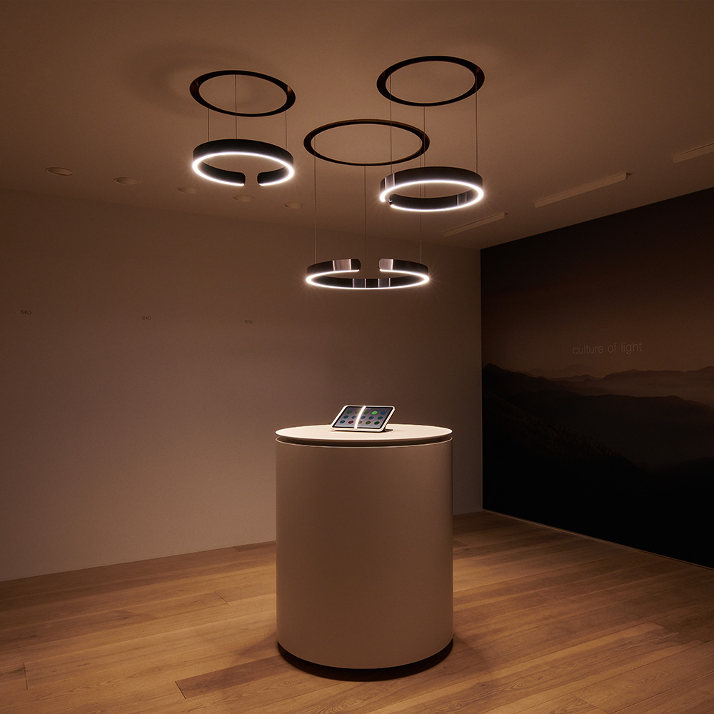 Mito sospeso bei lampenonline.de - Die Steuerung der Lichtverteilung l&auml;sst sich zum einen &uuml;ber das getrennte Dimmen regeln. Zum anderen sind diese Mito Leuchten mit der Funktion &bdquo;up/down fading&ldquo; ausgestattet