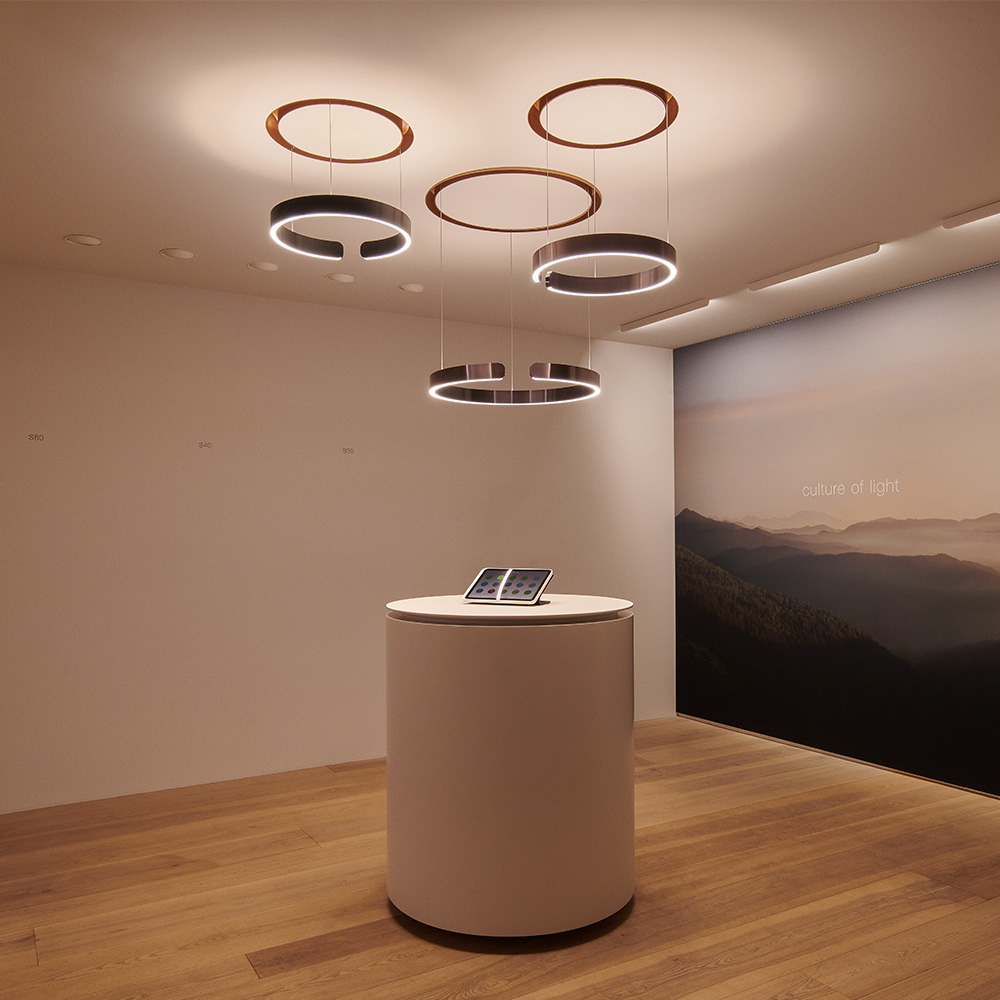 Occhio Mito Pendellampen bei lampenonline.de - Die Steuerung der Lichtverteilung l&auml;sst sich zum einen &uuml;ber das getrennte Dimmen regeln. Zum anderen sind diese Mito Leuchten mit der Funktion &bdquo;up/down fading&ldquo; ausgestattet