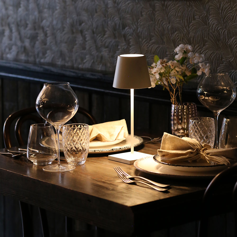 Zafferano Poldina Mini bei lampenonline. Die "Zafferano Lampes-&agrave;-Porter" Kollektion bietet innovative, tragbare LED-Leuchten f&uuml;r private Wohnr&auml;ume, Restaurants, Hotels und &ouml;ffentliche Bereiche