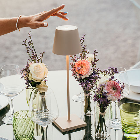 Zafferano Poldina Leuchten mit Touch-Steuerung &uuml;ber Ber&uuml;hrungsdimmer an Diffusor oder Geh&auml;use &ndash; einfache Bedienung aller Modelle wie Poldina Pro, Mini, Micro, Reverso und Pro L bei lampenonline.de erh&auml;ltlich.