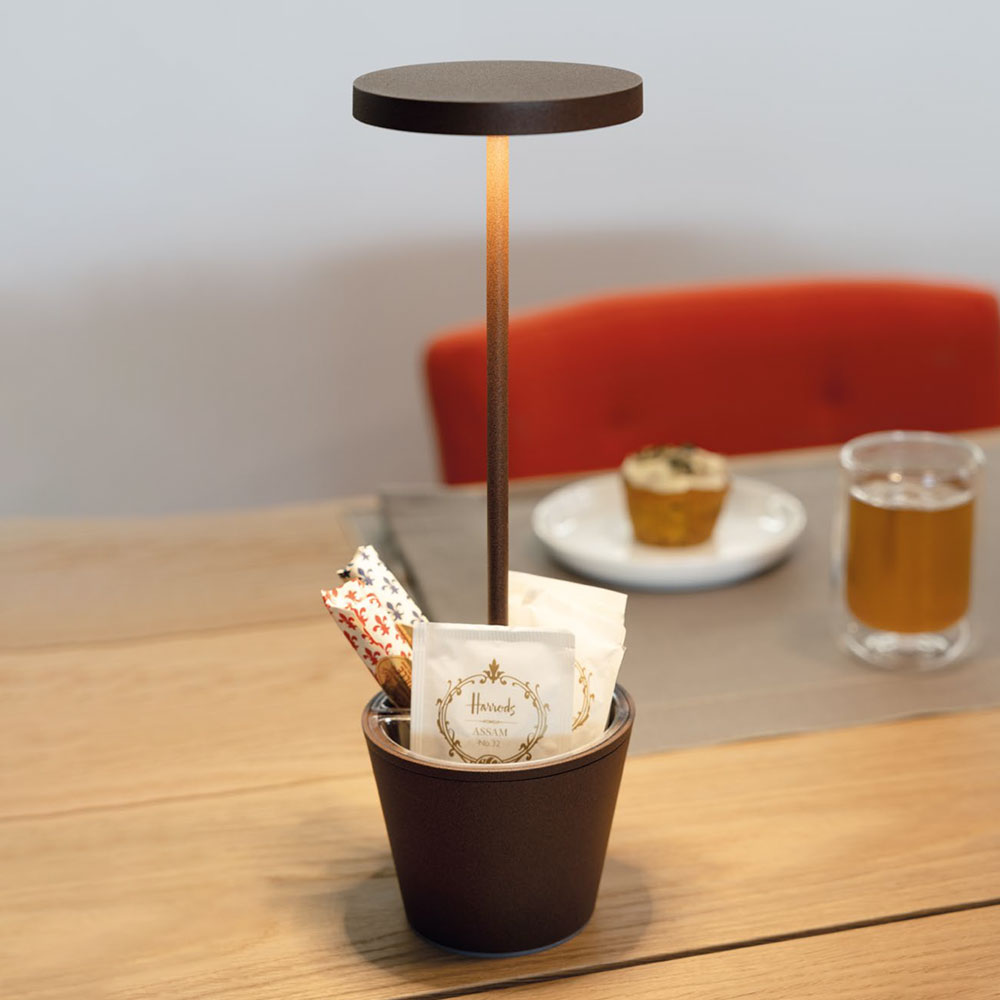 Zafferano Poldina Reverso bei lampenonline.de Zafferano Poldina Reverso LED-Akkuleuchte mit Dimmer, Farbwechsel und integriertem Mehrzweckbeh&auml;lter &ndash; stilvolle, wiederaufladbare Outdoor- und Indoor-Tischleuchte f&uuml;r stimmungsvolle Beleuchtung.